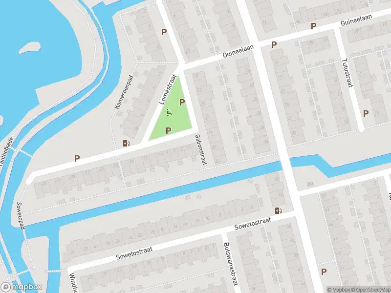 Ambulance met grote spoed naar de Lambarenestraat in Delft