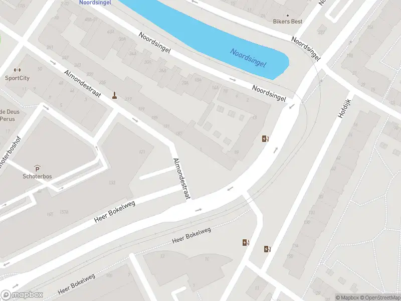 Ambulance met grote spoed naar de Almondestraat in Rotterdam