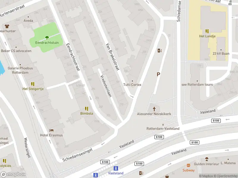 Ambulance met grote spoed naar de Schiedamsesingel in Rotterdam