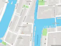 Brandweer met grote spoed naar de Tweede Breeuwersstraat in Amsterdam vanwege afhijsen patient