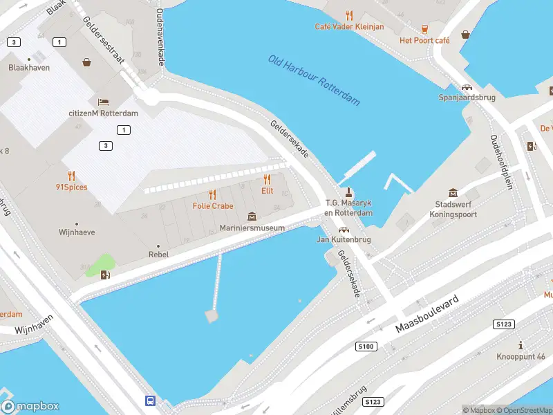 Ambulance met grote spoed naar de Wijnhaven in Rotterdam