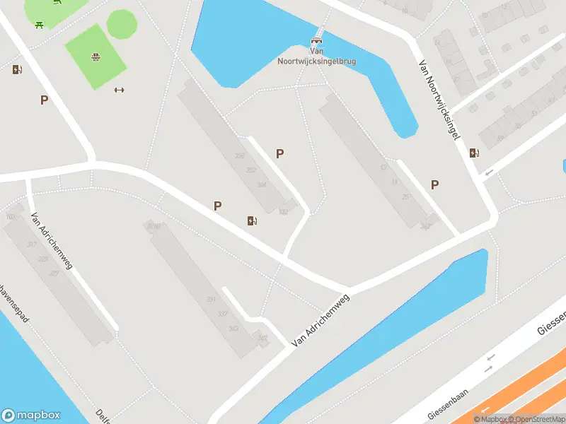 Ambulance met grote spoed naar de Van Adrichemweg in Rotterdam