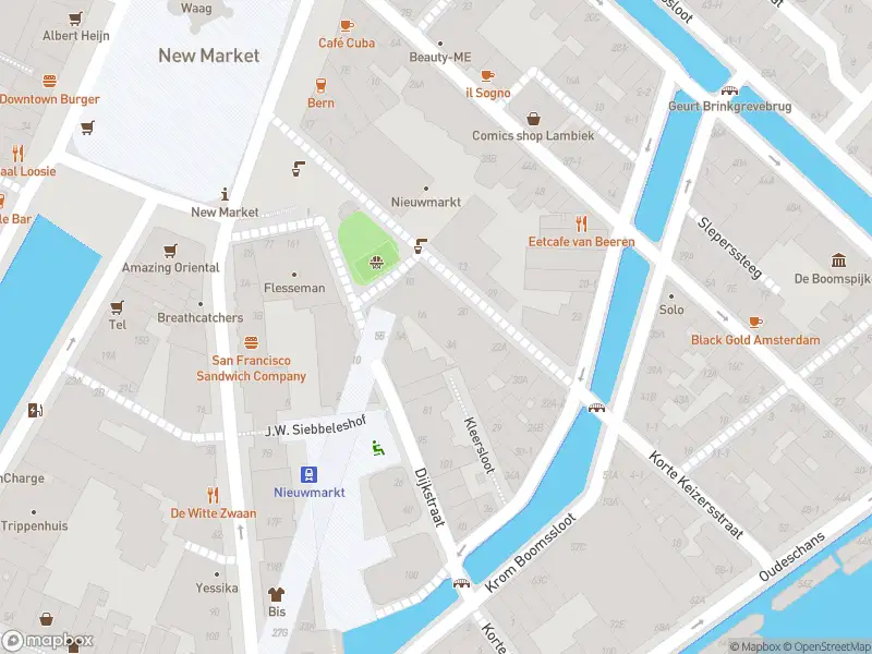 Ambulance met grote spoed naar de Dijkdwarsstraat in Amsterdam