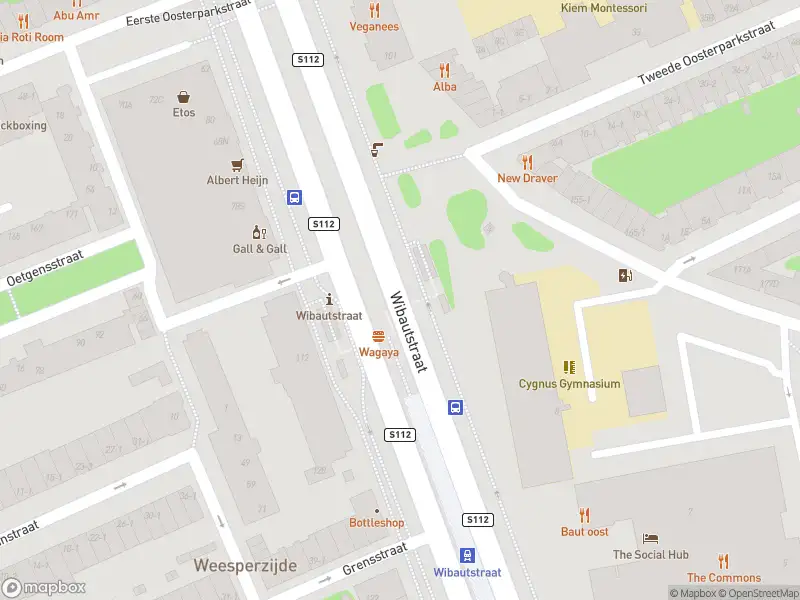 Ambulance met grote spoed naar de Metrostation Wibautstraat in Amsterdam