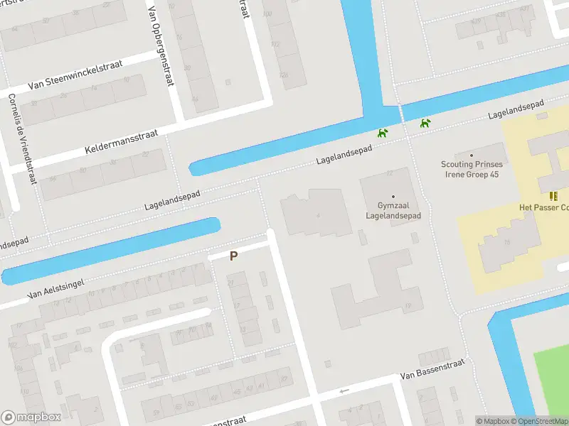 Ambulance met grote spoed naar de Van Aelststraat in Rotterdam