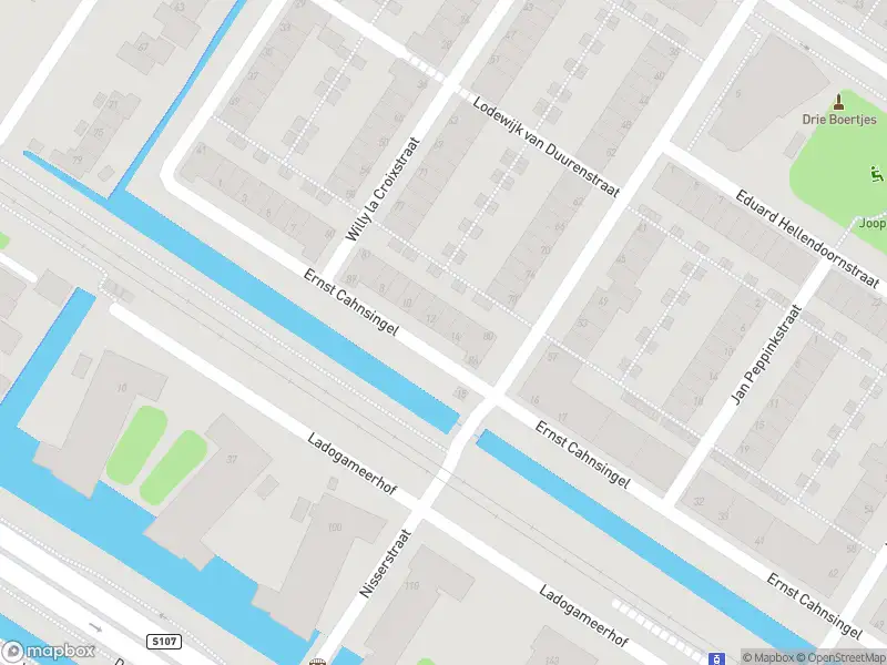 Traumahelikopter naar de Ernst Cahnsingel in Amsterdam