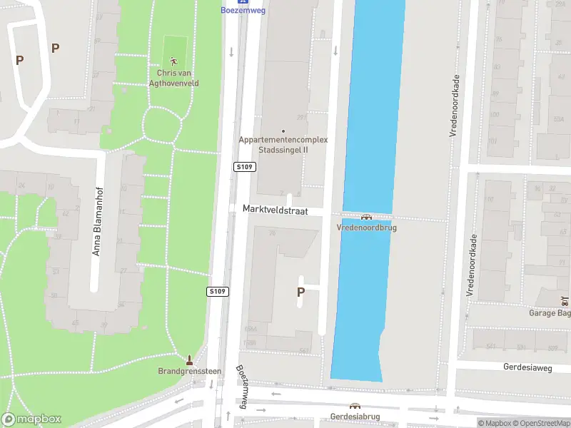 Ambulance met gepaste spoed naar de Marktveldstraat in Rotterdam