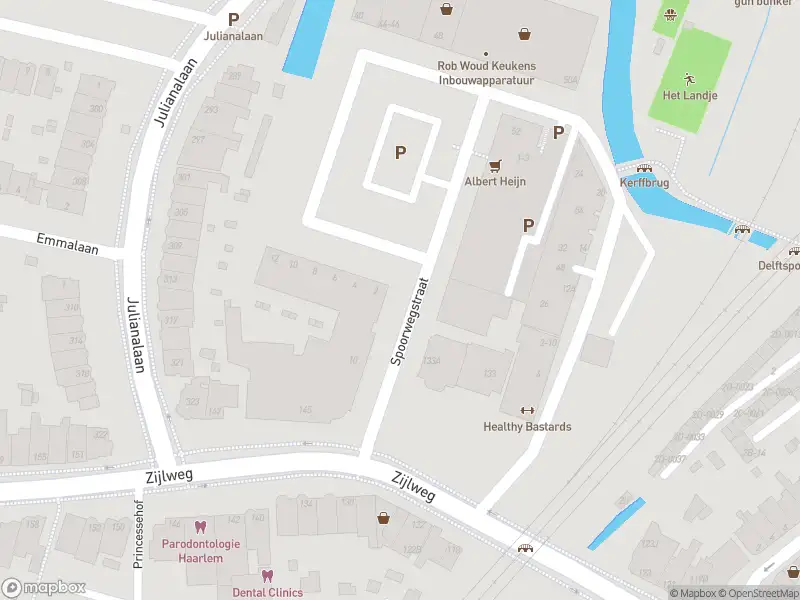 Ambulance met grote spoed naar de Spoorwegstraat in Haarlem
