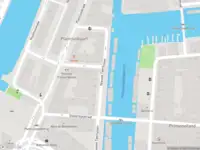 Ambulance met gepaste spoed naar de Nieuwe Teertuinen in Amsterdam