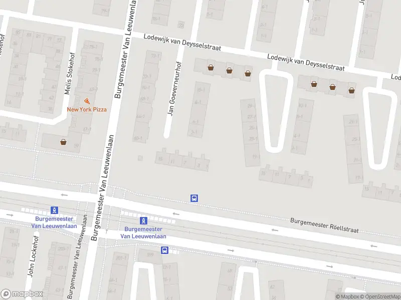 Ambulance met gepaste spoed naar de Jan Goeverneurhof in Amsterdam