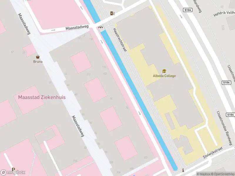 Ambulance met gepaste spoed naar de Haastrechtstraat in Rotterdam