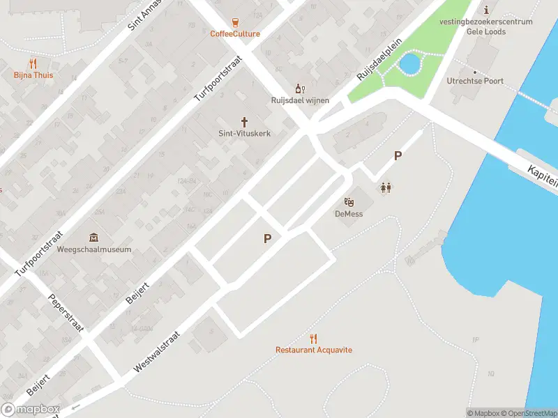 Brandweer met gepaste spoed naar de Adriaan Dortsmanplein in Naarden vanwege stormschade