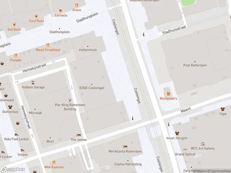 Ambulance met gepaste spoed naar de Coolsingel in Rotterdam