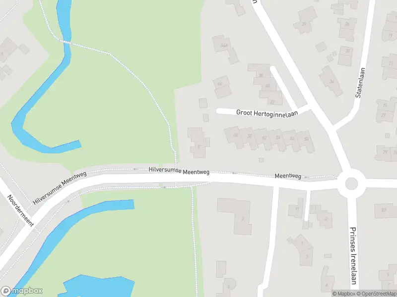 Brandweer met gepaste spoed naar de Hilversumse Meentweg in Hilversum vanwege stormschade