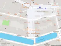 Ambulance met gepaste spoed naar de Thorbeckeplein in Amsterdam