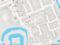 Ambulance met grote spoed naar de Raadhuishof in Capelle aan den IJssel