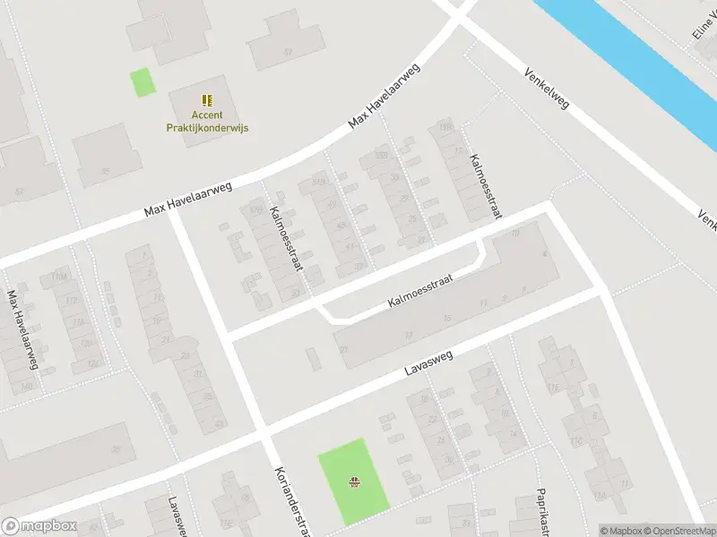 Ambulance met gepaste spoed naar de Kalmoesstraat in Hoogvliet Rotterdam