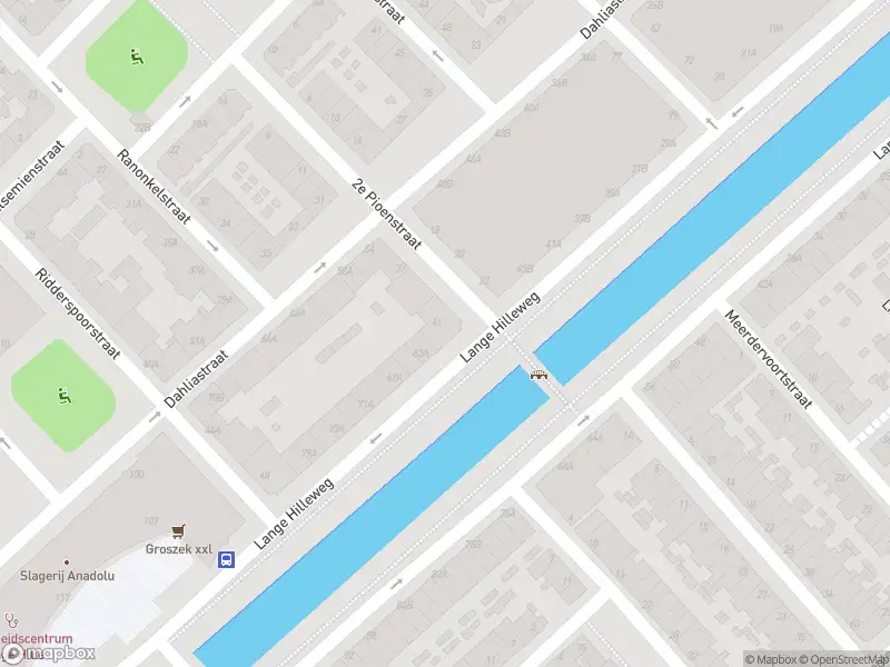 Ambulance met gepaste spoed naar de Lange Hilleweg in Rotterdam