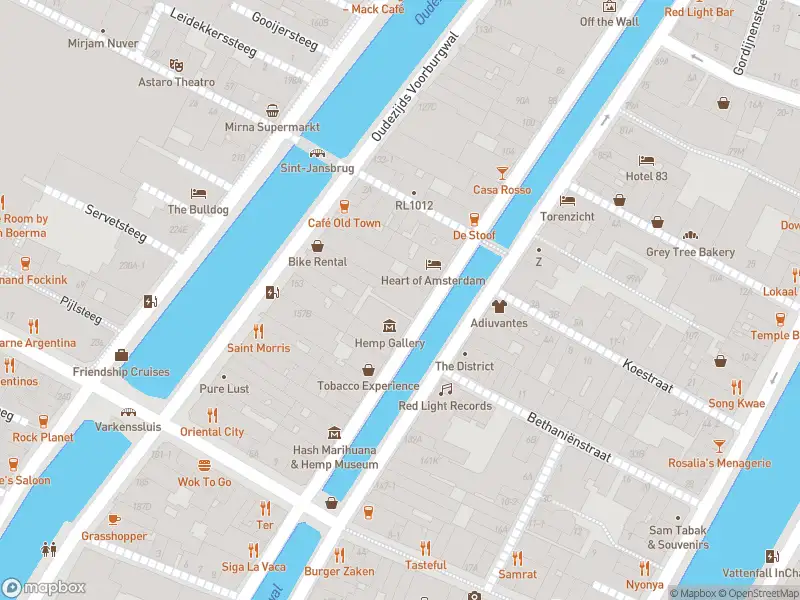 Ambulance met gepaste spoed naar de Oudezijds Voorburgwal in Amsterdam