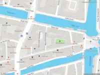 Ambulance met grote spoed naar de Maria Gijzenplein in Leiden