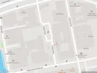 Ambulance met grote spoed naar de Spijkerkade in Amsterdam