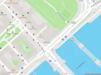 Ambulance met grote spoed naar de Prins Hendrikkade in Rotterdam