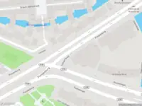 Ambulance met grote spoed naar de Pompenburg in Rotterdam