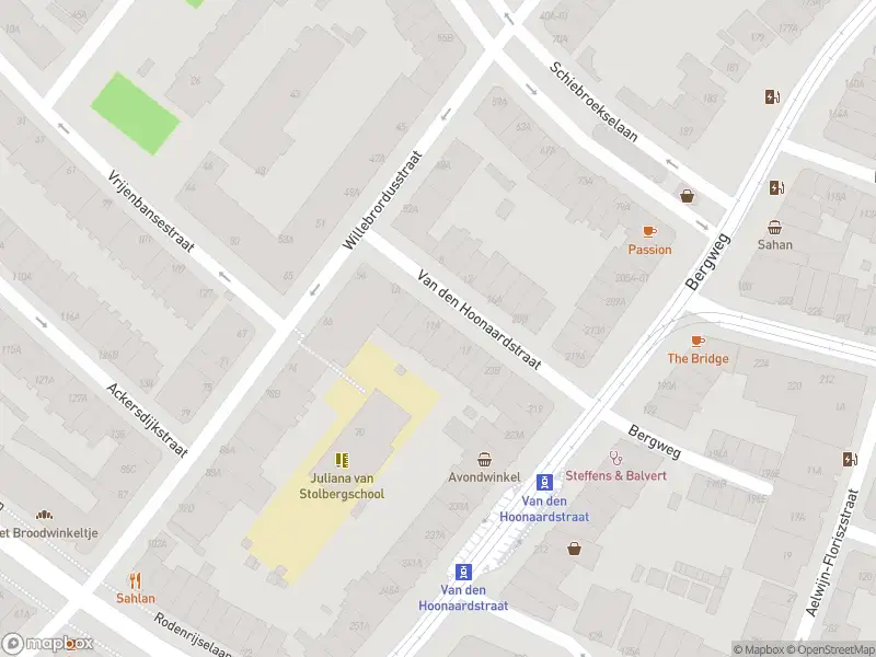 Ambulance met gepaste spoed naar de Van den Hoonaardstraat in Rotterdam