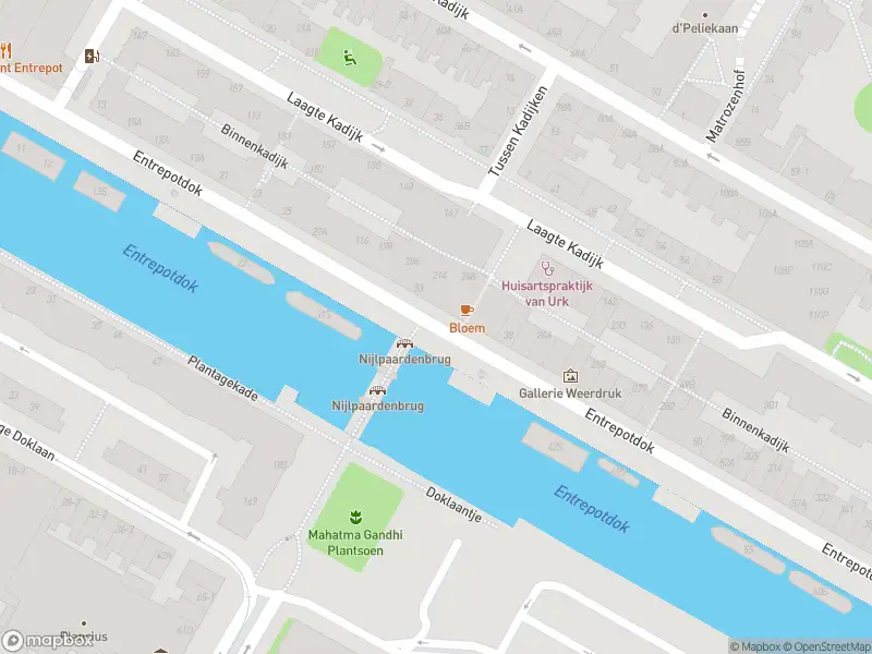 Ambulance met gepaste spoed naar de Entrepotdok in Amsterdam