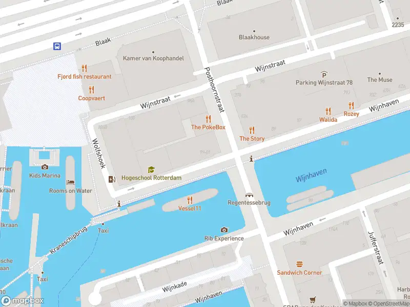 Ambulance met gepaste spoed naar de Wijnhaven in Rotterdam