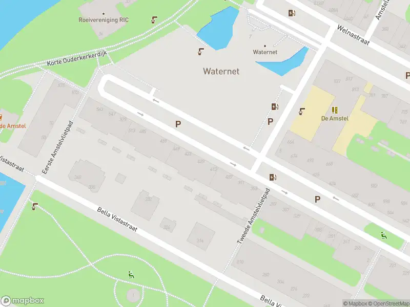 Ambulance met gepaste spoed naar de Korte Ouderkerkerdijk in Amsterdam