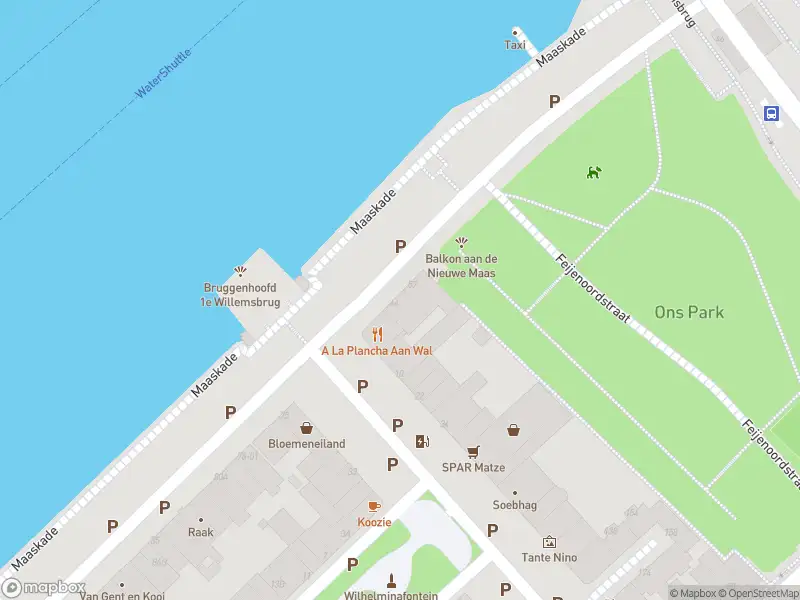 Ambulance met grote spoed naar de Maaskade in Rotterdam