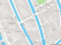 Ambulance met grote spoed naar de Westvest in Delft