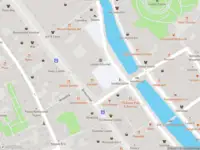 Ambulance met gepaste spoed naar de Stadhuisplein in Leiden