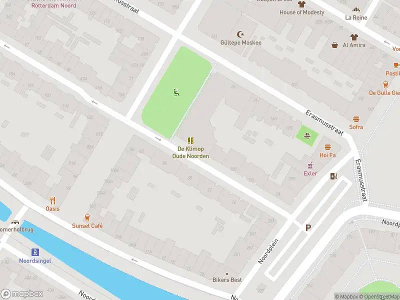 Ambulance met gepaste spoed naar de Rembrandtstraat in Rotterdam