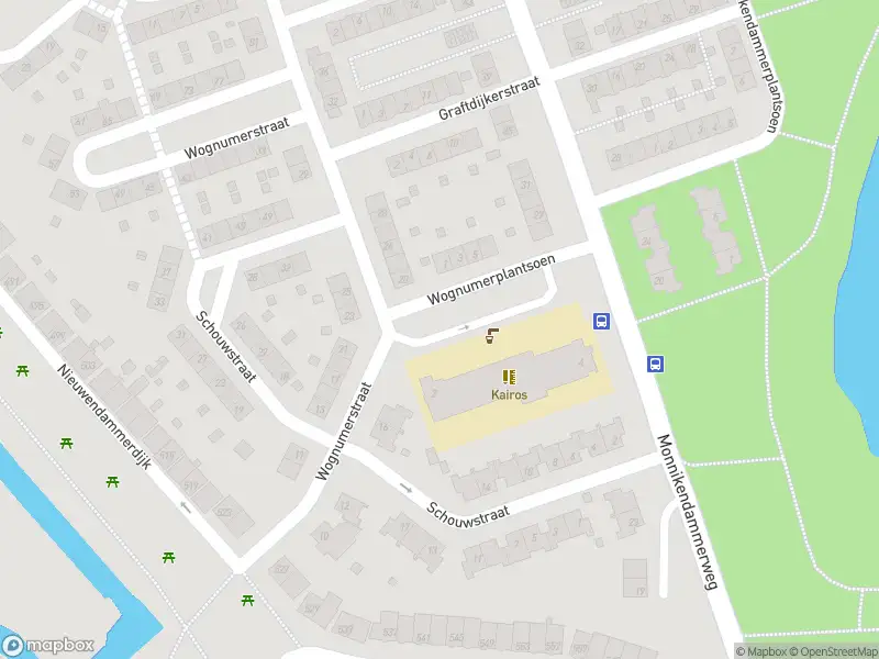 Ambulance met grote spoed naar de Wognumerplantsoen in Amsterdam