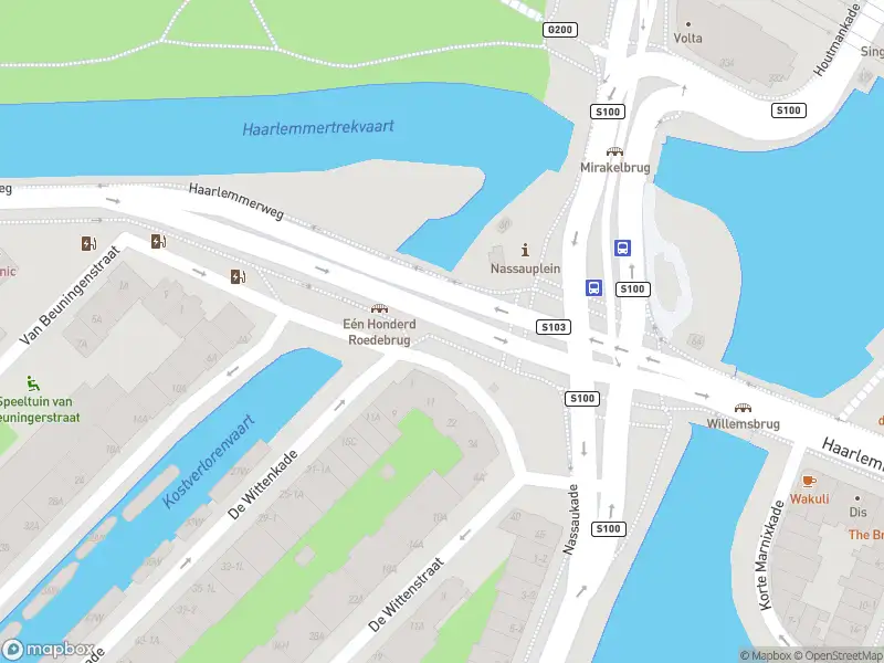 Ambulance met grote spoed naar de Nassauplein in Amsterdam