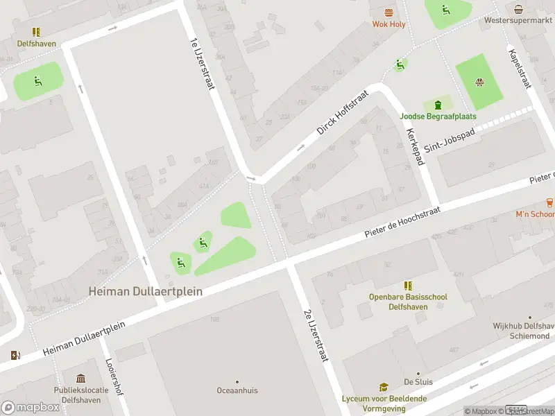 Ambulance met gepaste spoed naar de Heiman Dullaertplein in Rotterdam