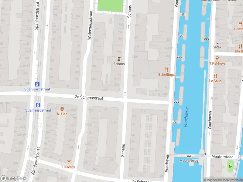 Ambulance met grote spoed naar de 2e Schansstraat in Rotterdam