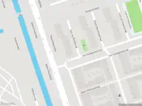 Ambulance met gepaste spoed naar de Sam de Wolffstraat in Amsterdam