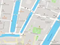 Ambulance met grote spoed naar de Korte Spinhuissteeg in Amsterdam