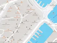 Ambulance met gepaste spoed naar de Haringpakkerssteeg in Amsterdam