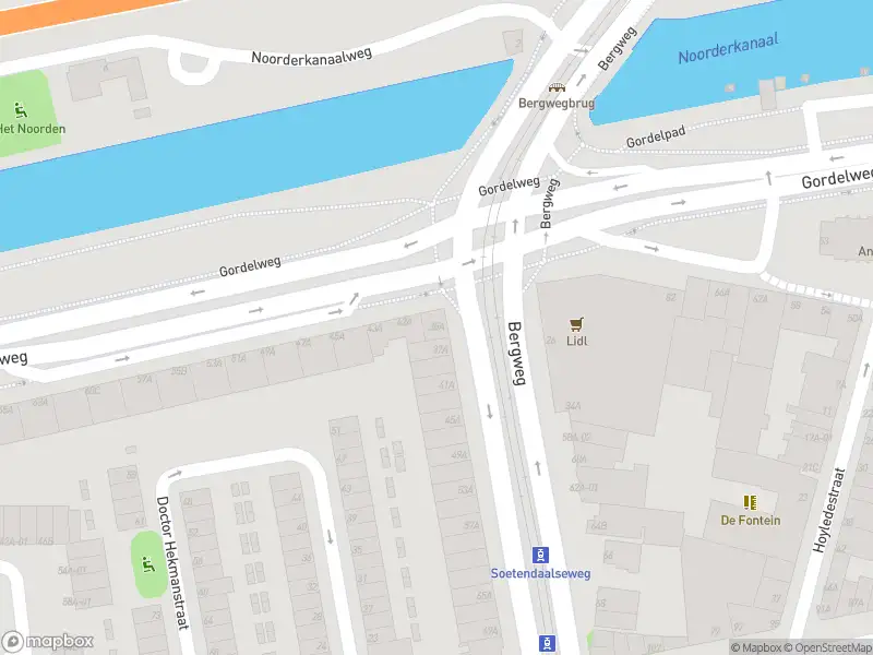 Ambulance met grote spoed naar de Bergweg in Rotterdam