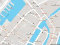 Ambulance met grote spoed naar de Oudezijds Armsteeg in Amsterdam