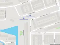 Ambulance met grote spoed naar de Knokkestraat in Amsterdam