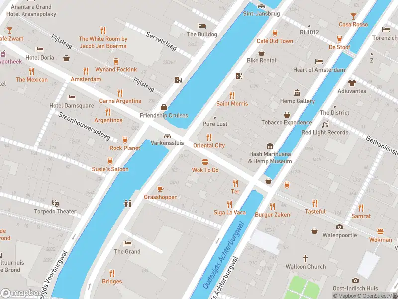 Ambulance met grote spoed naar de Oude Doelenstraat in Amsterdam