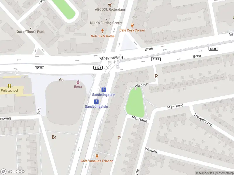 Ambulance met gepaste spoed naar de Groene Hilledijk in Rotterdam