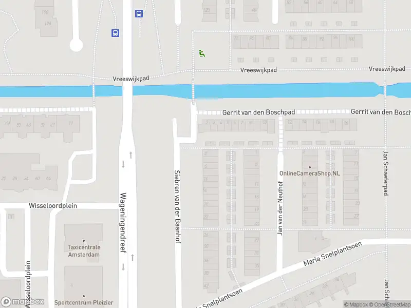 Brandweer met gepaste spoed naar de Siebren van der Baanhof in Amsterdam vanwege wateroverlast