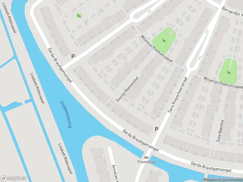 Ambulance met grote spoed naar de Guurtje Riemenshof in Leiden