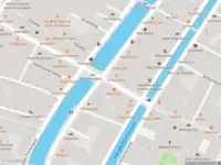 Ambulance met grote spoed naar de Oude Doelenstraat in Amsterdam